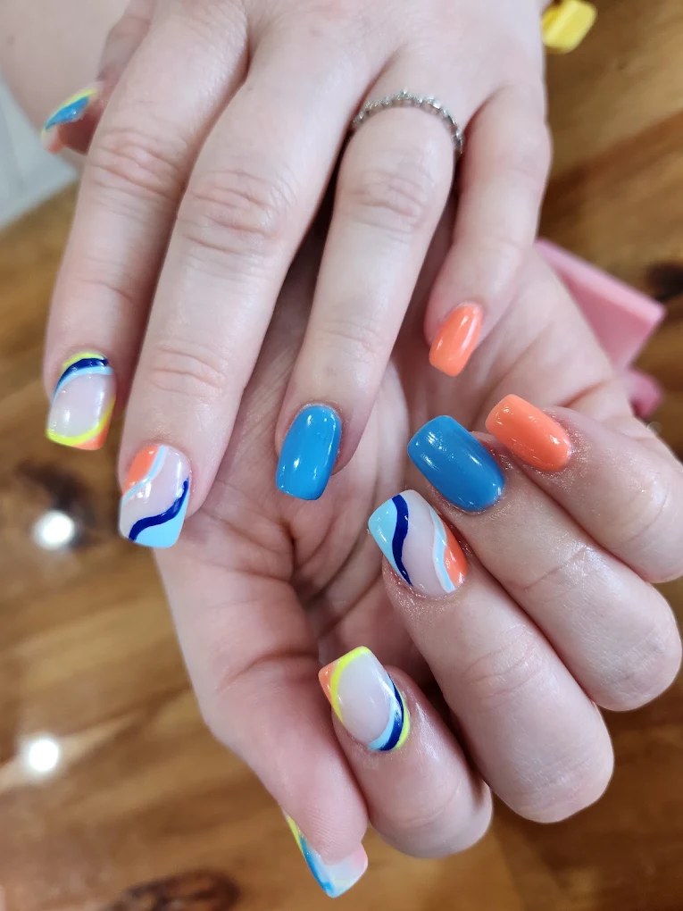High-Gloss Gel Manicures & Structured Care